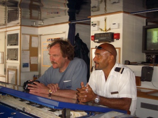 Réunion à la passerelle du Club Med 2 entre le Pilote et le responsable sûreté du navire